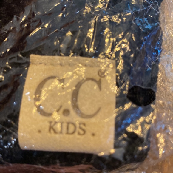 C.C kids knit beanie - Picture 2 of 4